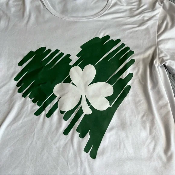 St Patricks Day 4 Leaf Clover Tshirt Womens Medium White Green Short Sleeve - Picture 2 of 7